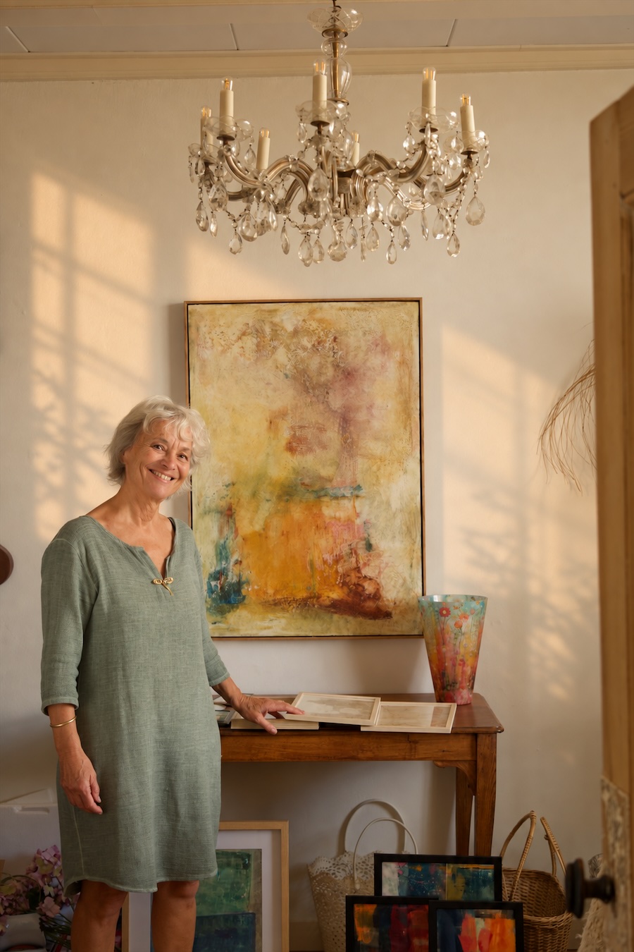 Els Schram in de kamer, naast een groot werk in okertinten